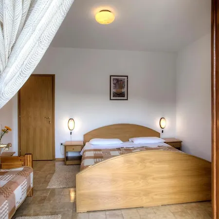 White House In The Forest *