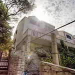 White House In The Forest *